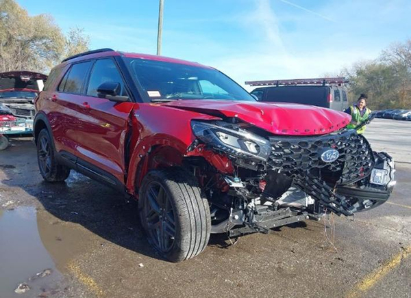 Defecțiunea suportului transmisiei Ford Explorer 2025: blocare bruscă și accident din spate în trafic